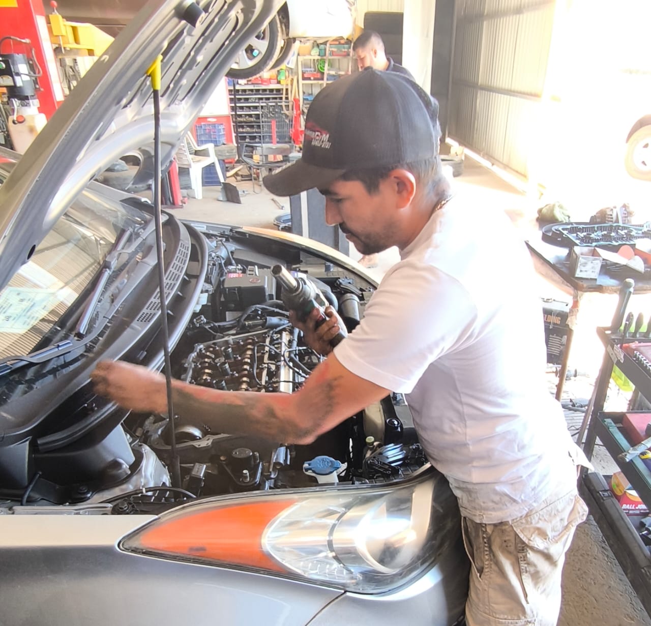 Inspección y reparación automotriz en elevador